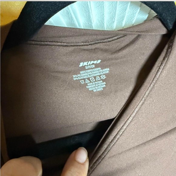 SKIMS fits everybody short sleeve Brown Bodysuit (cocoa) - Picture 3 of 3